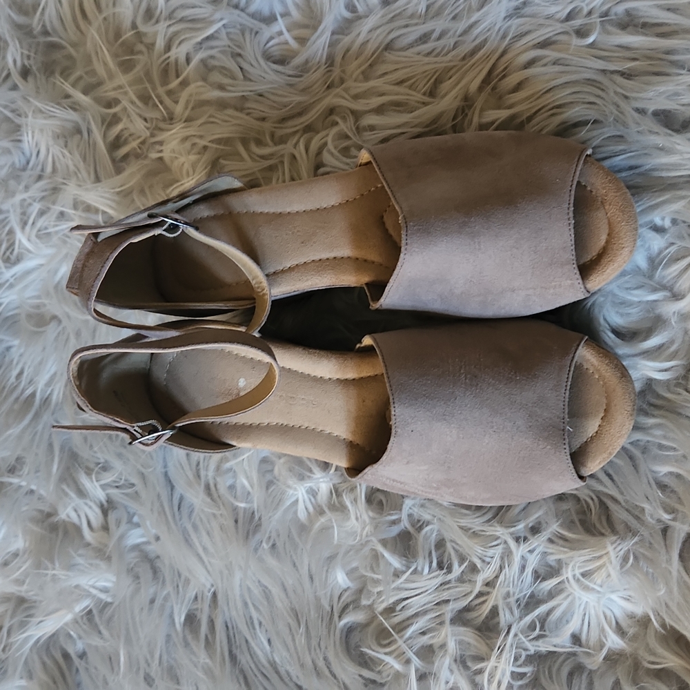 Chinese Laundry Size 7.5 Suede-like Platform Sandles